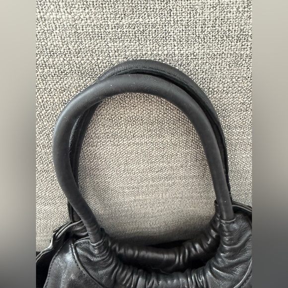 SoHo Bags Italy Hobo Style Black
Shoulder/Crossbody - Picture 4 of 10